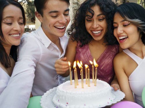 pessoas-em-filmagem-media-comemorando-aniversario (1)